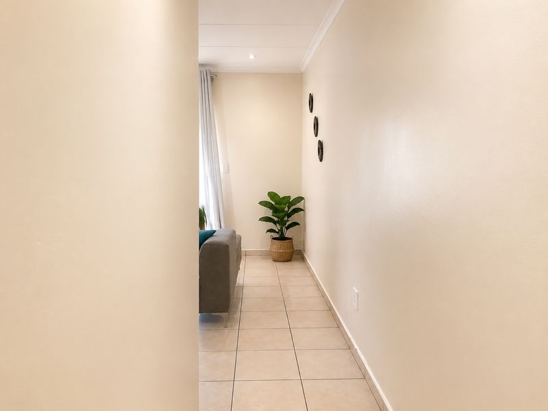 Modern Three Bedroom Townhouse in Secure Complex Rangeview - Photo 9