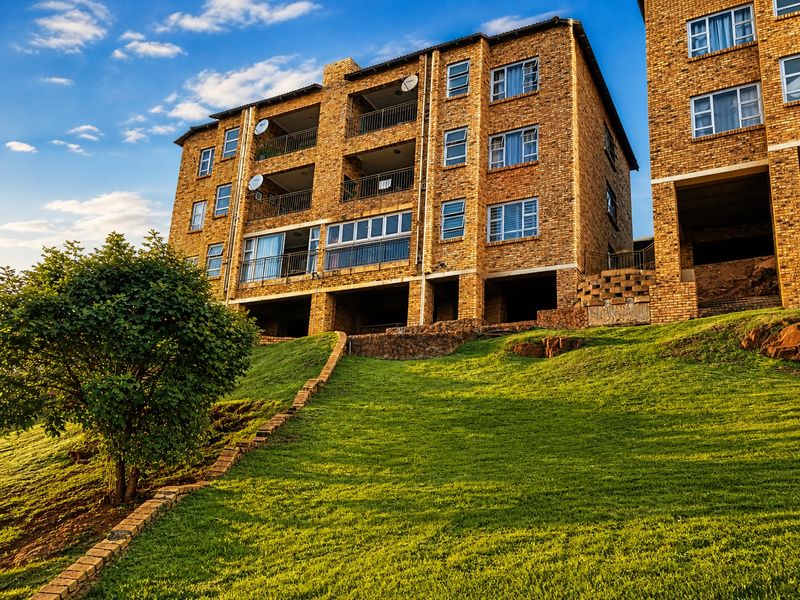 Modern Three Bedroom Townhouse in Secure Complex Rangeview - Photo 4