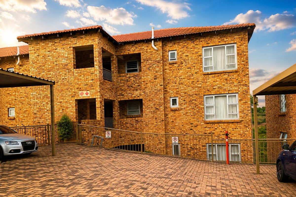 Modern Three Bedroom Townhouse in Secure Complex Rangeview - Photo 2