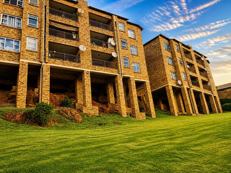 Modern Three Bedroom Townhouse in Secure Complex Rangeview - Photo 3