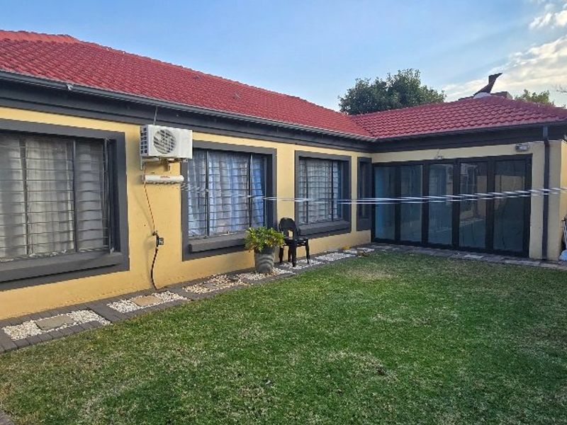 Modern 3 Bedroom Townhouse with Entertainment Patio - Photo 1