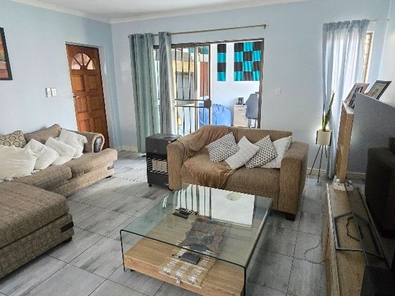 Modern 3 Bedroom Townhouse with Entertainment Patio - Photo 5