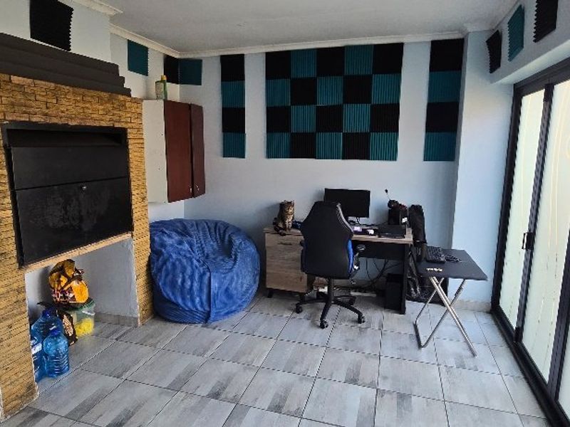 Modern 3 Bedroom Townhouse with Entertainment Patio - Photo 3