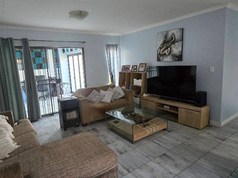 Modern 3 Bedroom Townhouse with Entertainment Patio - Photo 7