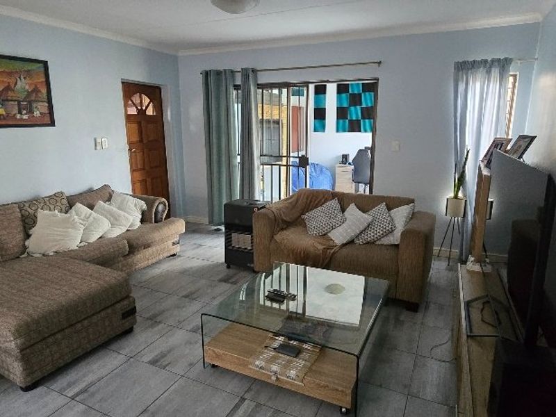 Modern 3 Bedroom Townhouse with Entertainment Patio - Photo 6