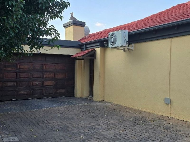 Modern 3 Bedroom Townhouse with Entertainment Patio - Photo 2