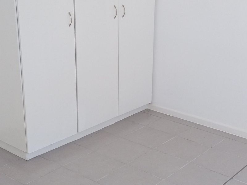 No Levies, Spacious, secure and well locate - Photo 10