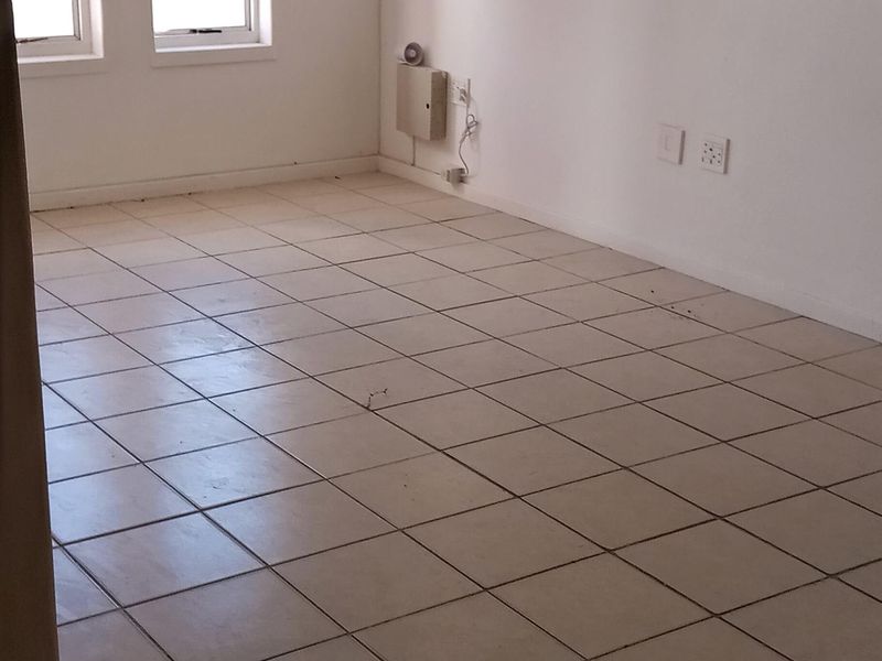 No Levies, Spacious, secure and well locate - Photo 9