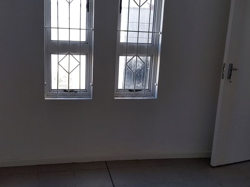 No Levies, Spacious, secure and well locate - Photo 8
