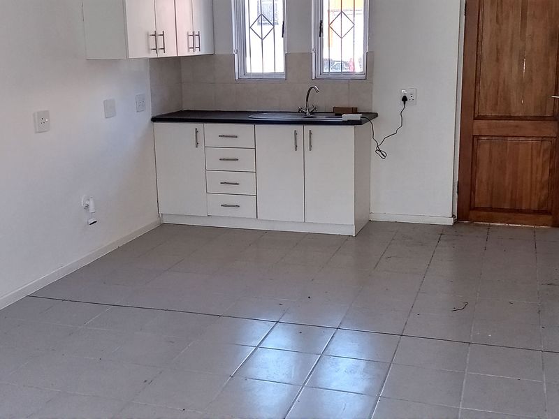 No Levies, Spacious, secure and well locate - Photo 7