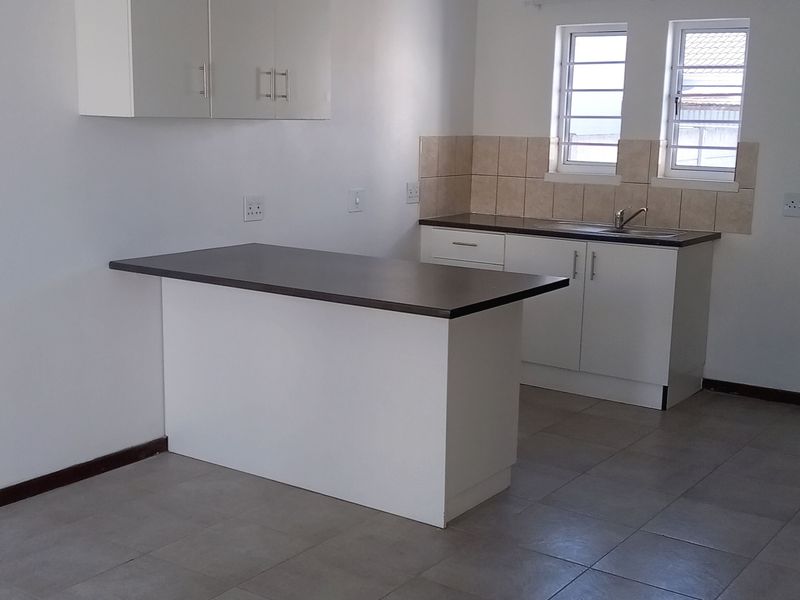 No Levies, Spacious, secure and well locate - Photo 4