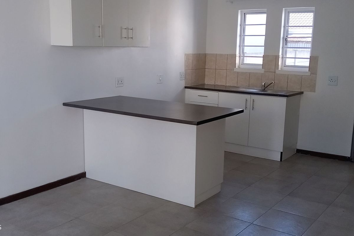 No Levies, Spacious, secure and well locate - Photo 4