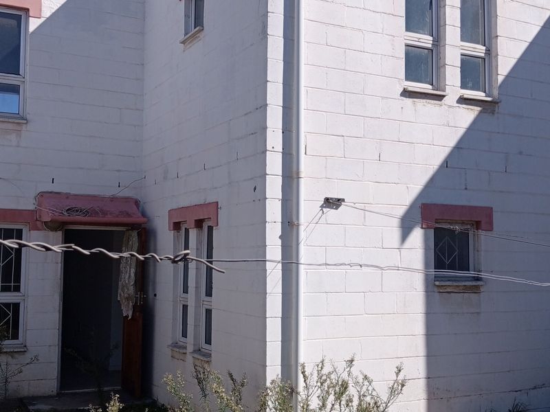 No Levies, Spacious, secure and well locate - Photo 2