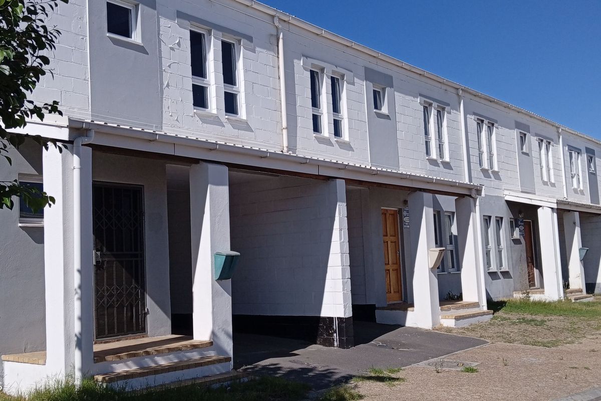No Levies, Spacious, secure and well locate - Photo 3