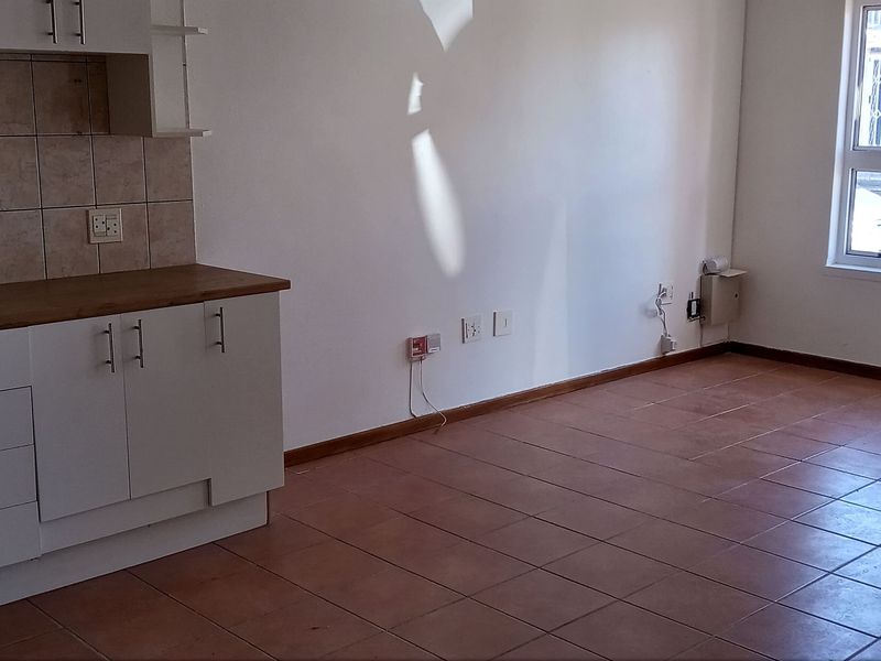 No Levies, Spacious, secure and well locate - Photo 5