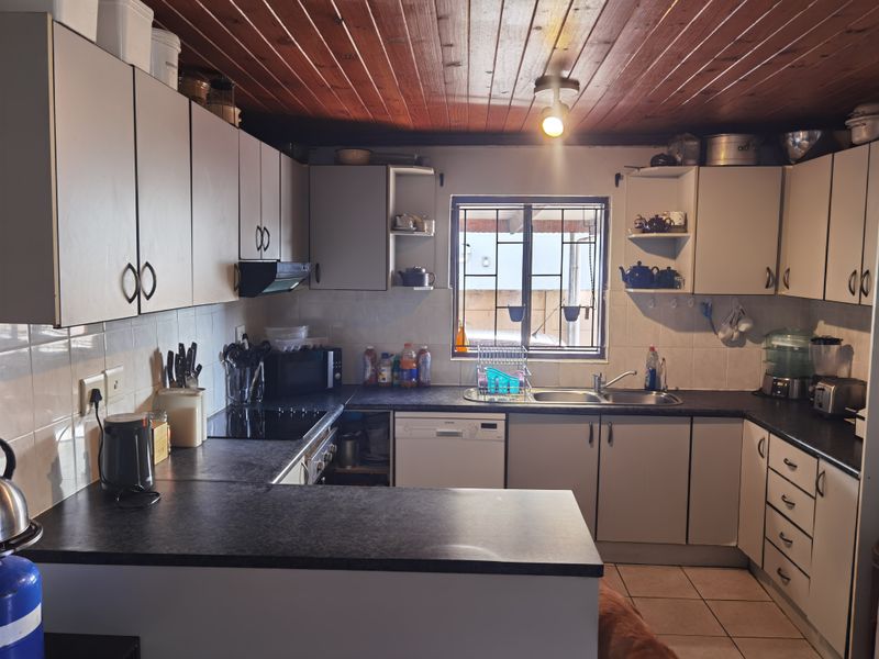Spacious And Neat Family Home In Upper Bothasig, With Super Large Plot. - Photo 8