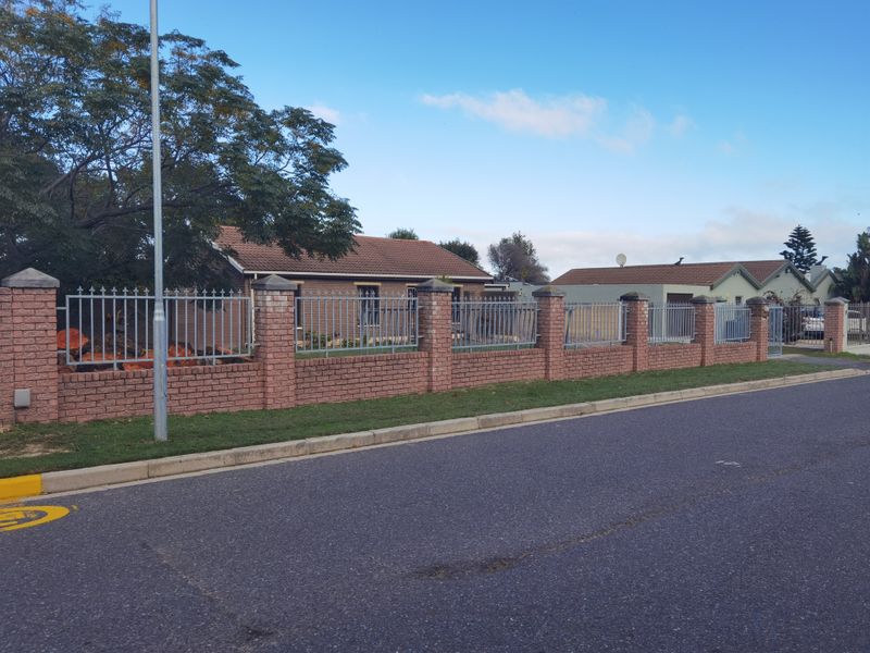 Spacious And Neat Family Home In Upper Bothasig, With Super Large Plot. - Photo 2