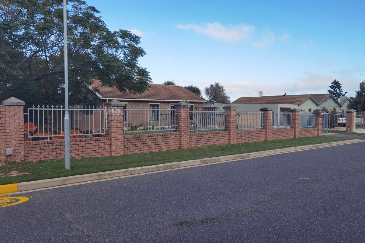 Spacious And Neat Family Home In Upper Bothasig, With Super Large Plot. - Photo 2