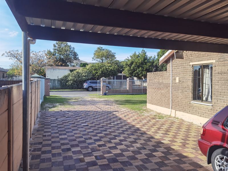 Spacious And Neat Family Home In Upper Bothasig, With Super Large Plot. - Photo 3