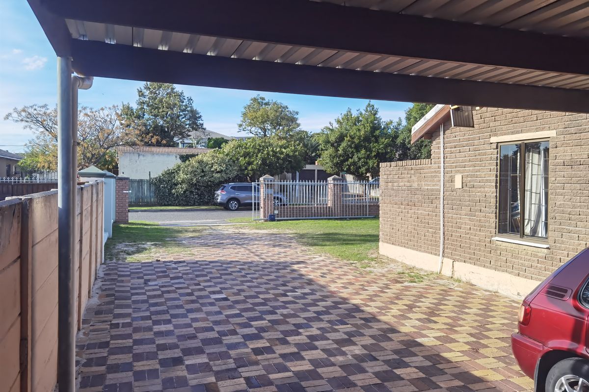 Spacious And Neat Family Home In Upper Bothasig, With Super Large Plot. - Photo 3