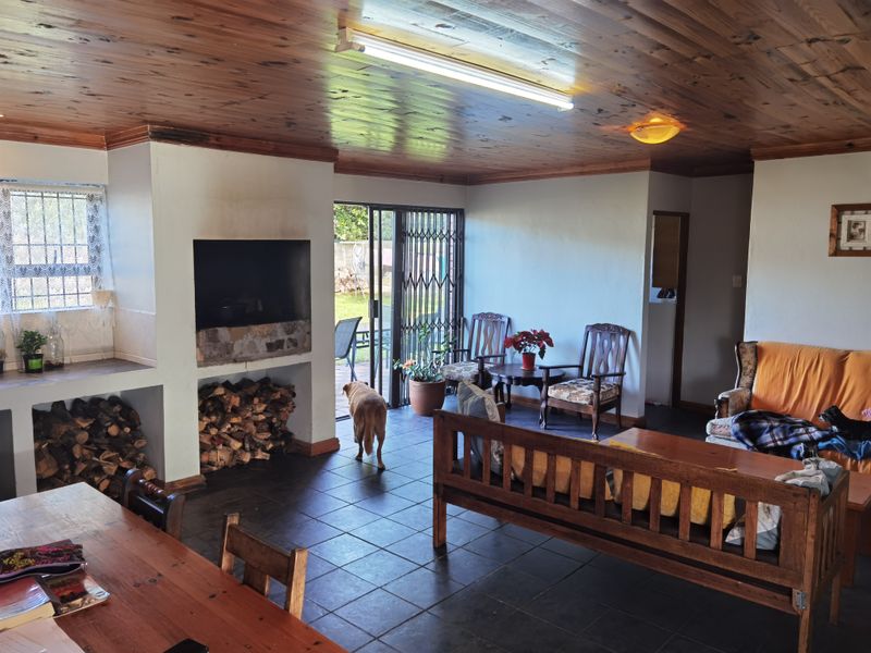 Spacious And Neat Family Home In Upper Bothasig, With Super Large Plot. - Photo 4