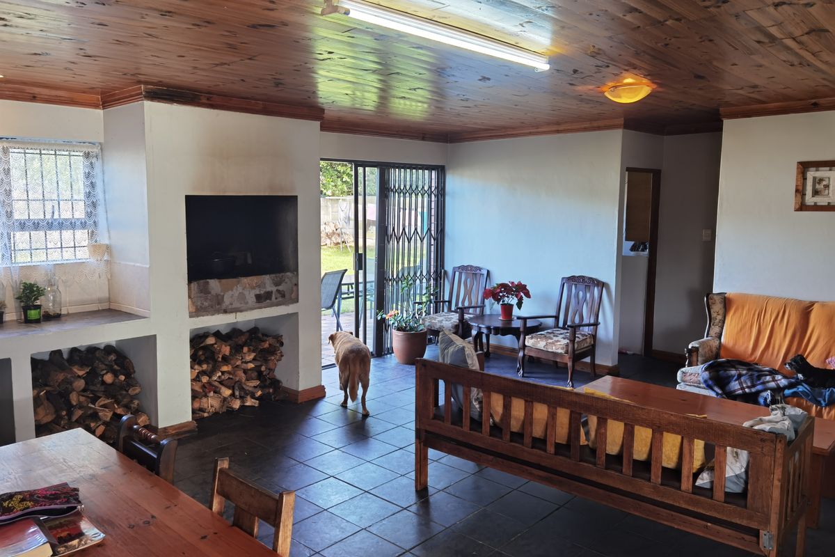 Spacious And Neat Family Home In Upper Bothasig, With Super Large Plot. - Photo 4