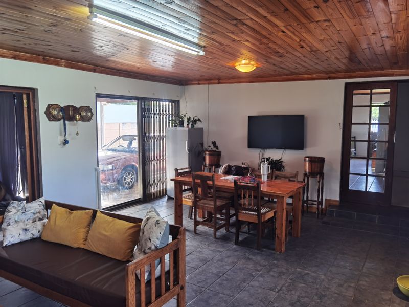 Spacious And Neat Family Home In Upper Bothasig, With Super Large Plot. - Photo 5