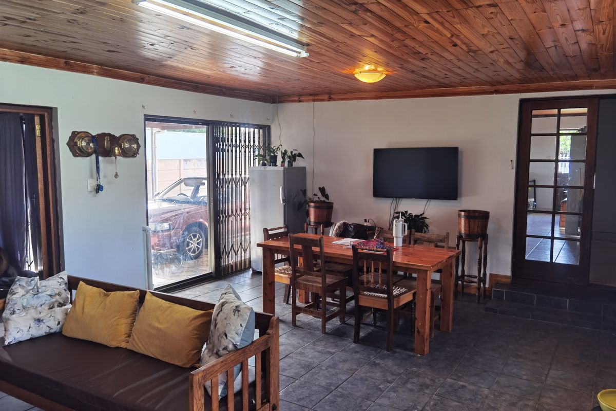 Spacious And Neat Family Home In Upper Bothasig, With Super Large Plot. - Photo 5