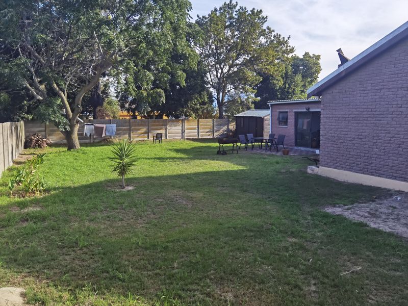 Spacious And Neat Family Home In Upper Bothasig, With Super Large Plot. - Photo 10