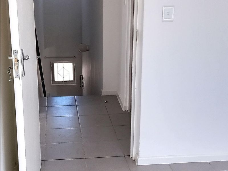 Secure and perfectly located - Selection of units o choose from - Photo 9