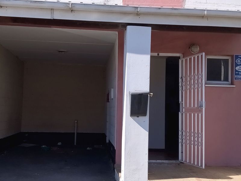 Secure and perfectly located - Selection of units o choose from - Photo 5