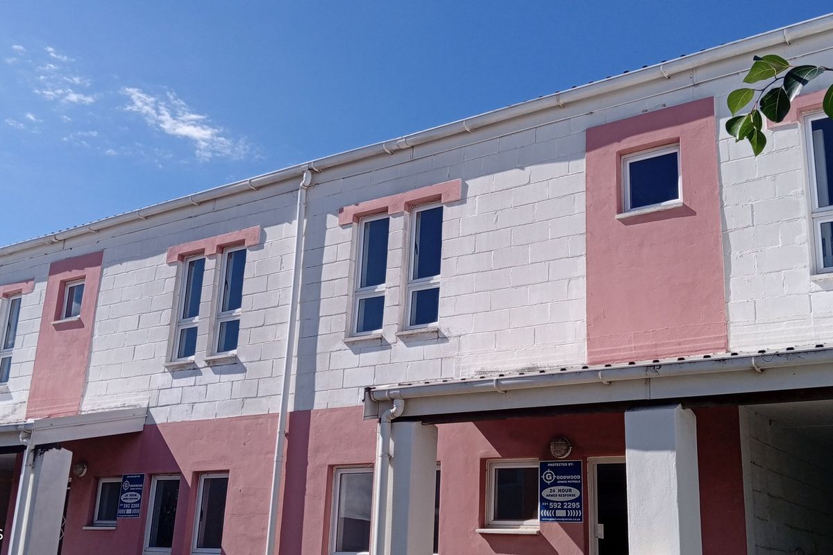 Secure and perfectly located - Selection of units o choose from - Photo 3