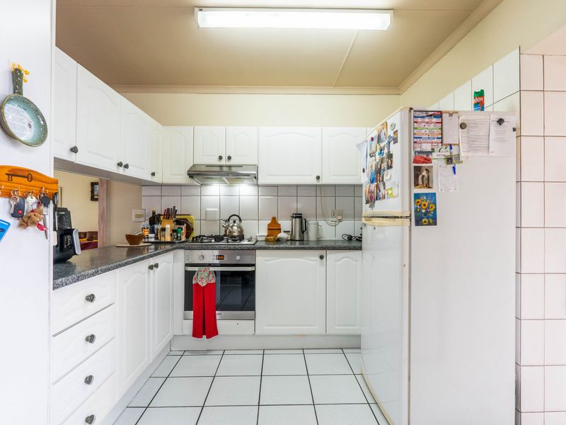 Stunning Two Bedroom Home for Sale in a Lifestyle Estate for over 50's! - Photo 6