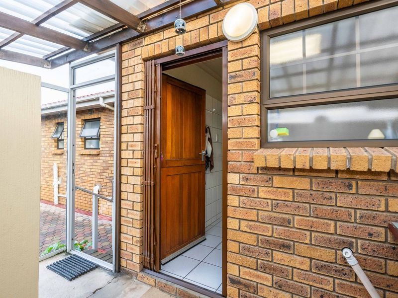 Stunning Two Bedroom Home for Sale in a Lifestyle Estate for over 50's! - Photo 10
