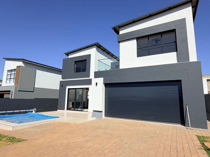 Elegant Double-Storey Family Home with Exceptional Entertainment Spaces - Photo 1