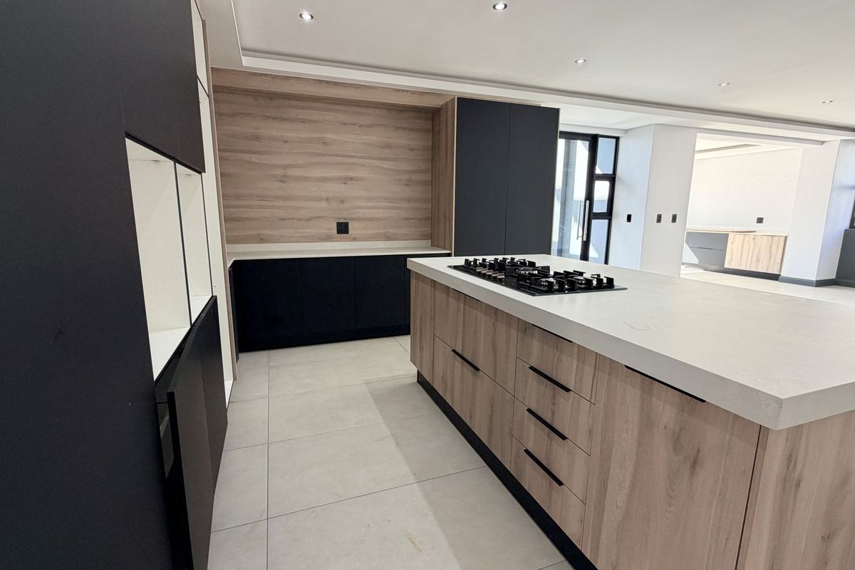 Elegant Double-Storey Family Home with Exceptional Entertainment Spaces - Photo 3