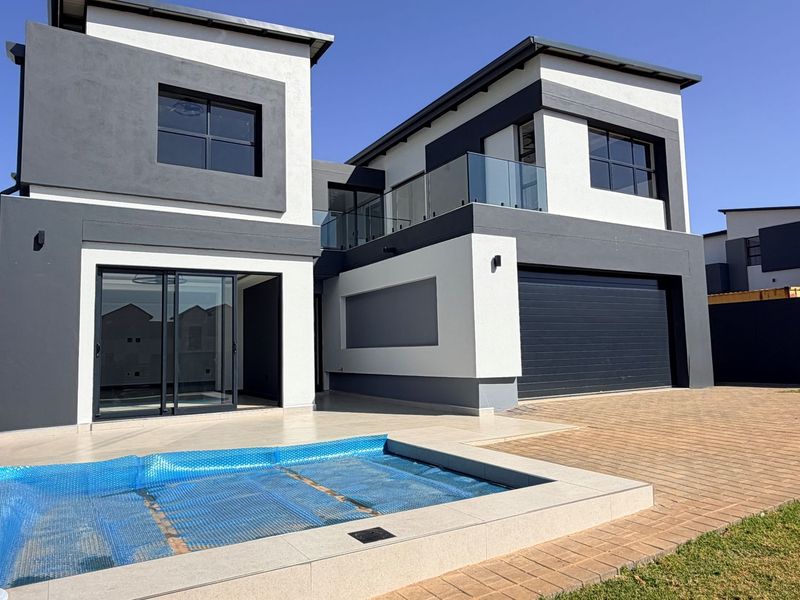 Elegant Double-Storey Family Home with Exceptional Entertainment Spaces - Photo 9