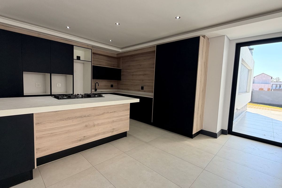 Elegant Double-Storey Family Home with Exceptional Entertainment Spaces - Photo 4