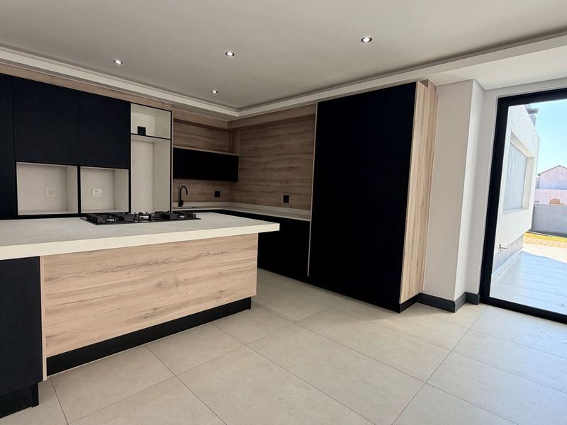 Elegant Double-Storey Family Home with Exceptional Entertainment Spaces - Photo 4
