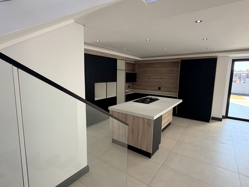 Elegant Double-Storey Family Home with Exceptional Entertainment Spaces - Photo 10
