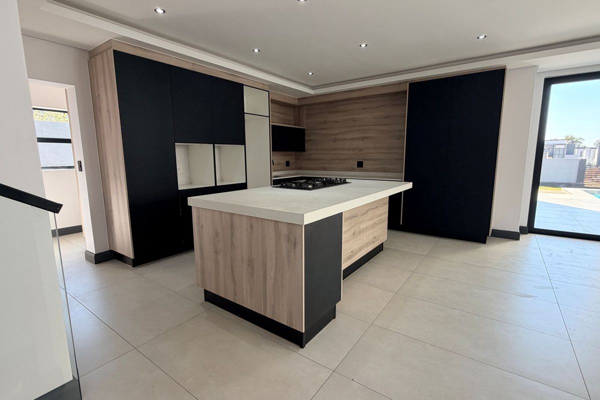 Elegant Double-Storey Family Home with Exceptional Entertainment Spaces - Photo 2