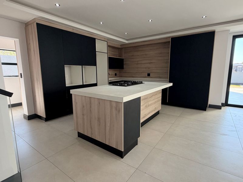 Elegant Double-Storey Family Home with Exceptional Entertainment Spaces - Photo 2