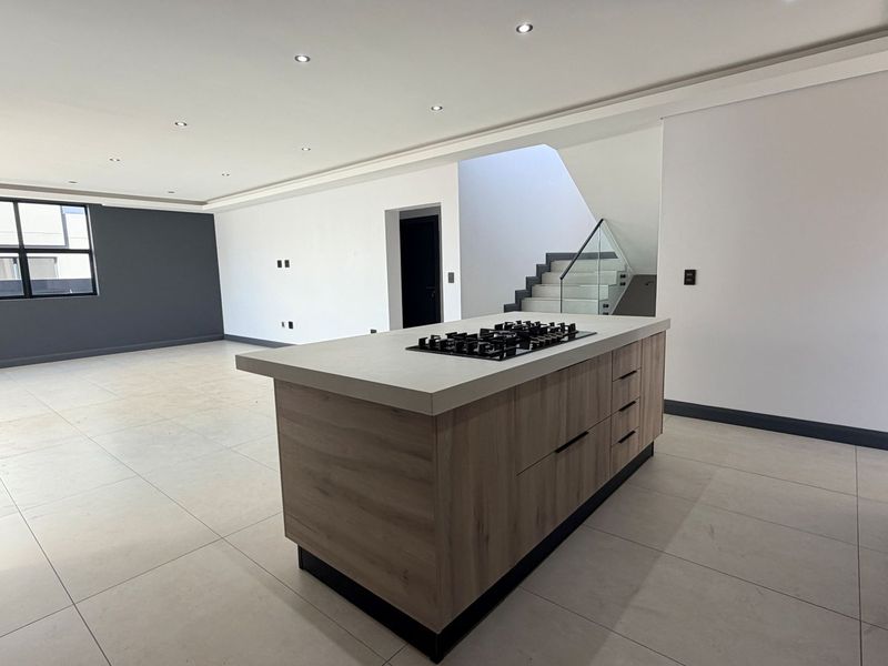 Elegant Double-Storey Family Home with Exceptional Entertainment Spaces - Photo 5