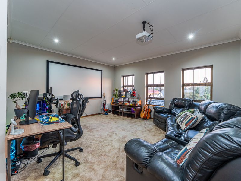 Exclusive Luxury Home on a Double Stand – Noordheuwel - Photo 4