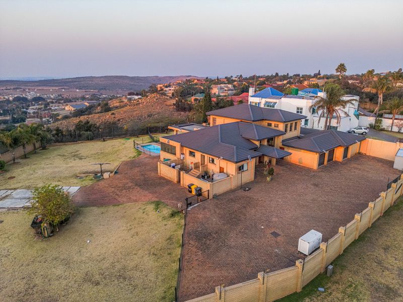 Exclusive Luxury Home on a Double Stand – Noordheuwel - Photo 2