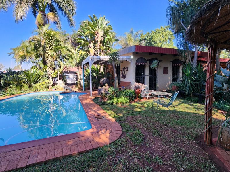 Spacious Family Home with Flatlet and Studio in The Orchards - Photo 3