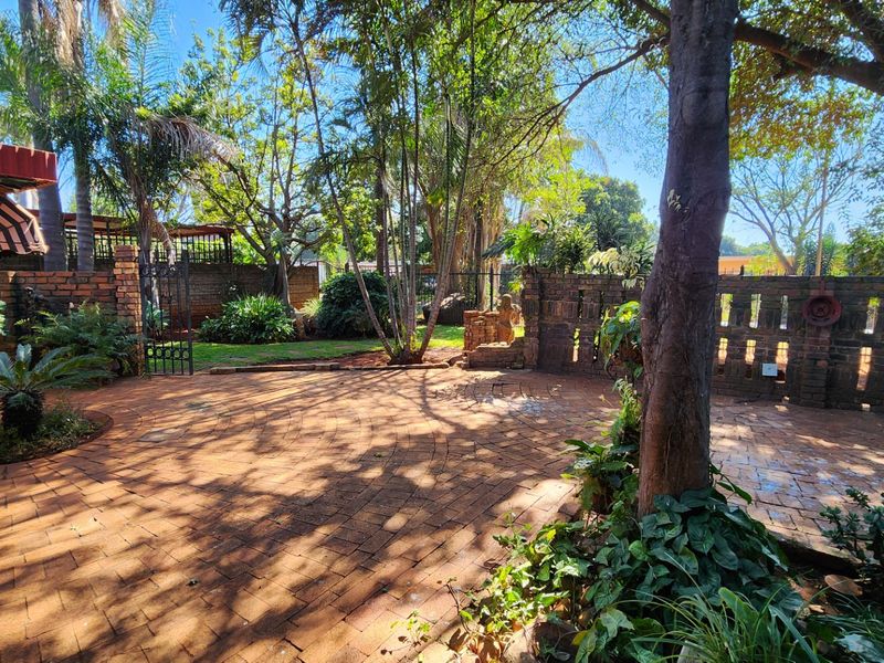 Spacious Family Home with Flatlet and Studio in The Orchards - Photo 7