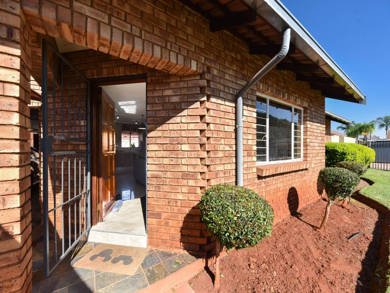 Charming Family Home with Beautiful Garden and Entertainment Area - Photo 6