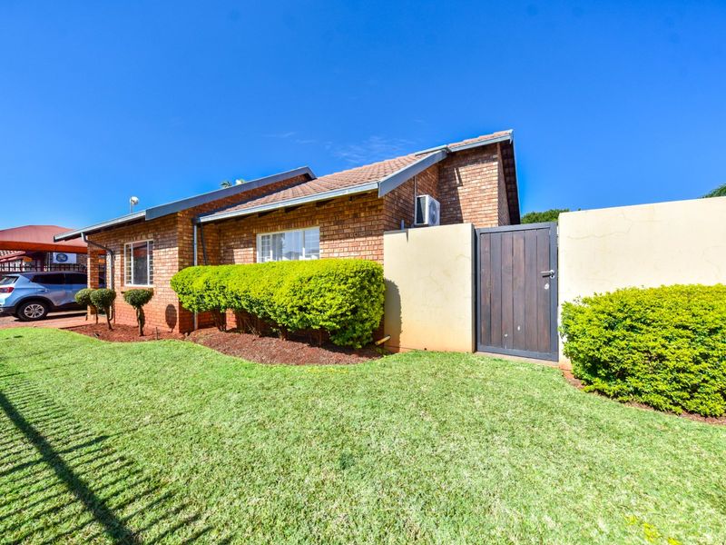 Charming Family Home with Beautiful Garden and Entertainment Area - Photo 5
