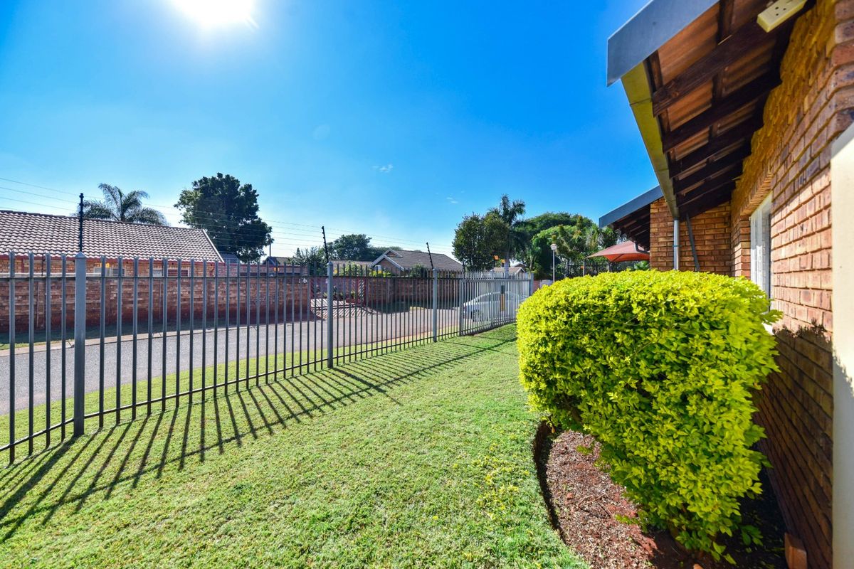 Charming Family Home with Beautiful Garden and Entertainment Area - Photo 4